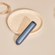 Painéis frontais Navy Blue com padrão brilhante para Ploom AURA colocados sobre uma mesa