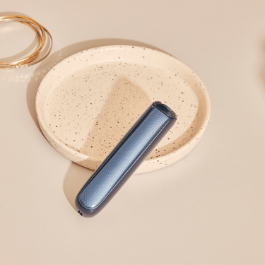Painéis frontais Navy Blue com padrão brilhante para Ploom AURA colocados sobre uma mesa