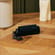 Estojo individual em couro Saffiano Jet Black para Ploom AURA sobre uma mesa  