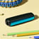 Plano aproximado do painel frontal Ocean Blue para Ploom AURA sobre uma secretária.