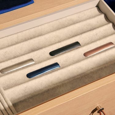 Painéis frontais JET Black com padrão brilhante para Ploom AURA em várias cores.