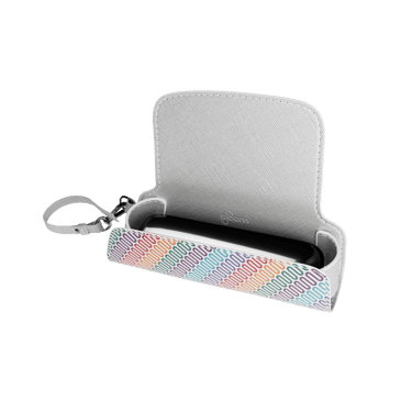 Vista lateral de um Estojo Individual em tecido multicolorido e couro Silver com o dispositivo Ploom AURA