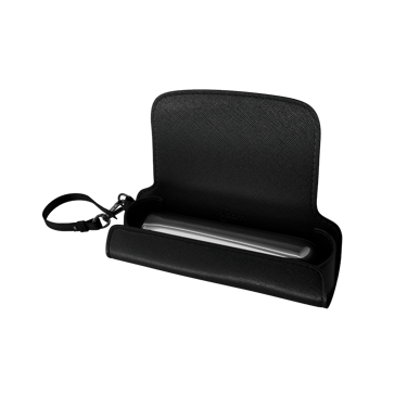 Vista lateral do Estojo Individual em couro Saffiano Jet Black com o dispositivo Ploom AURA