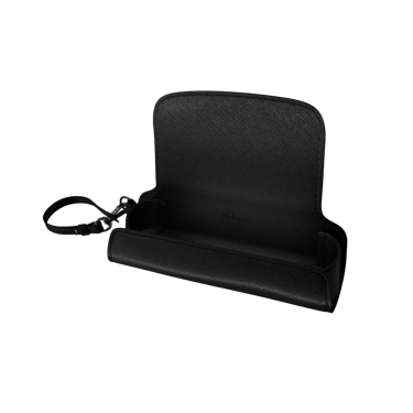 Vista lateral do Estojo Individual em couro Saffiano Jet Black com o dispositivo Ploom AURA