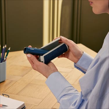 Utilizador a abrir um Estojo individual em ganga e couro Grey Ploom AURA