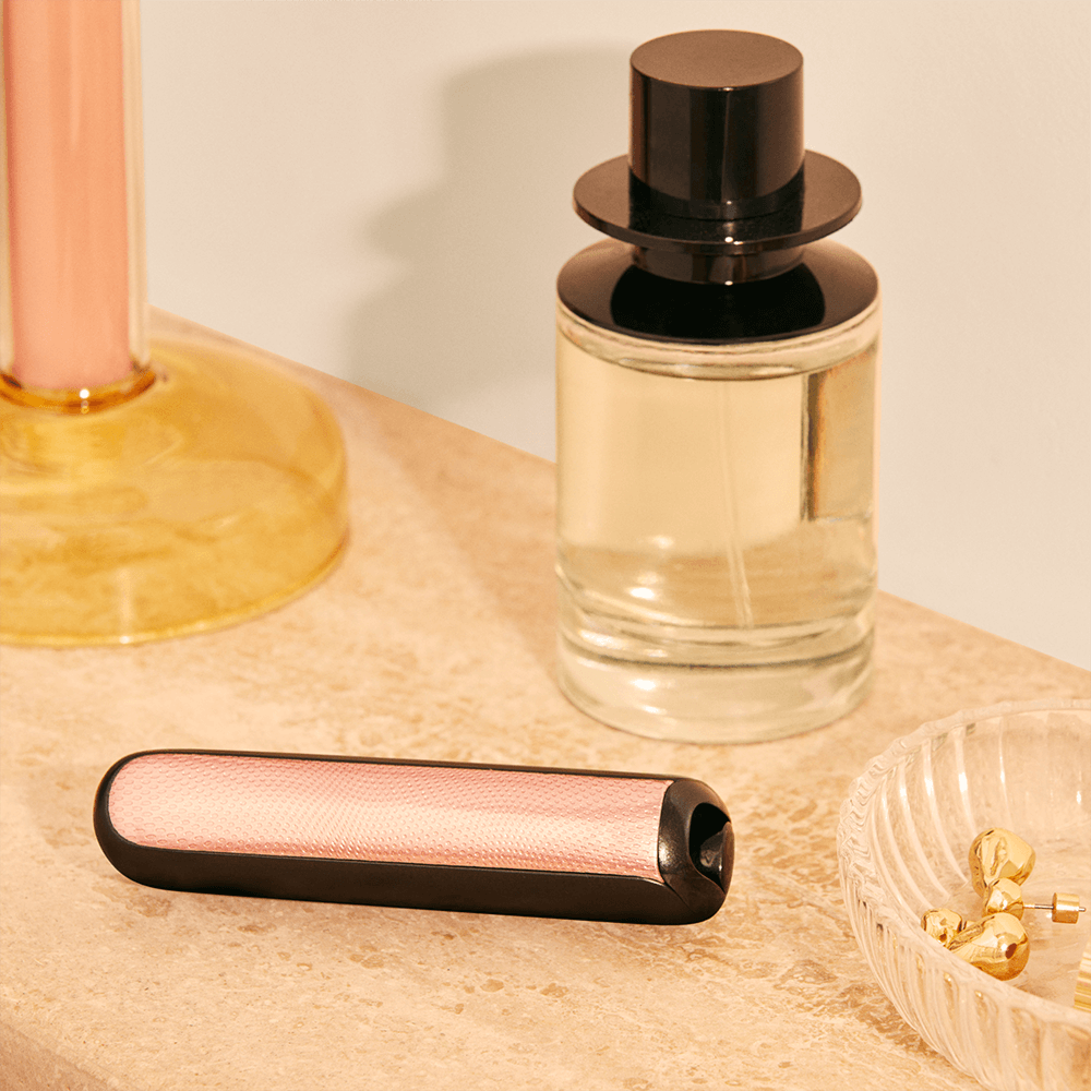 Painéis frontais Rose Gold com padrão brilhante para Ploom AURA colocados numa mesa de maquilhagem