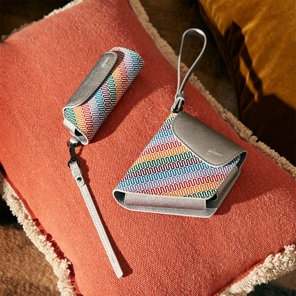 Estojo Duo e Individual em tecido multicolorido e couro Silver numa gaveta 